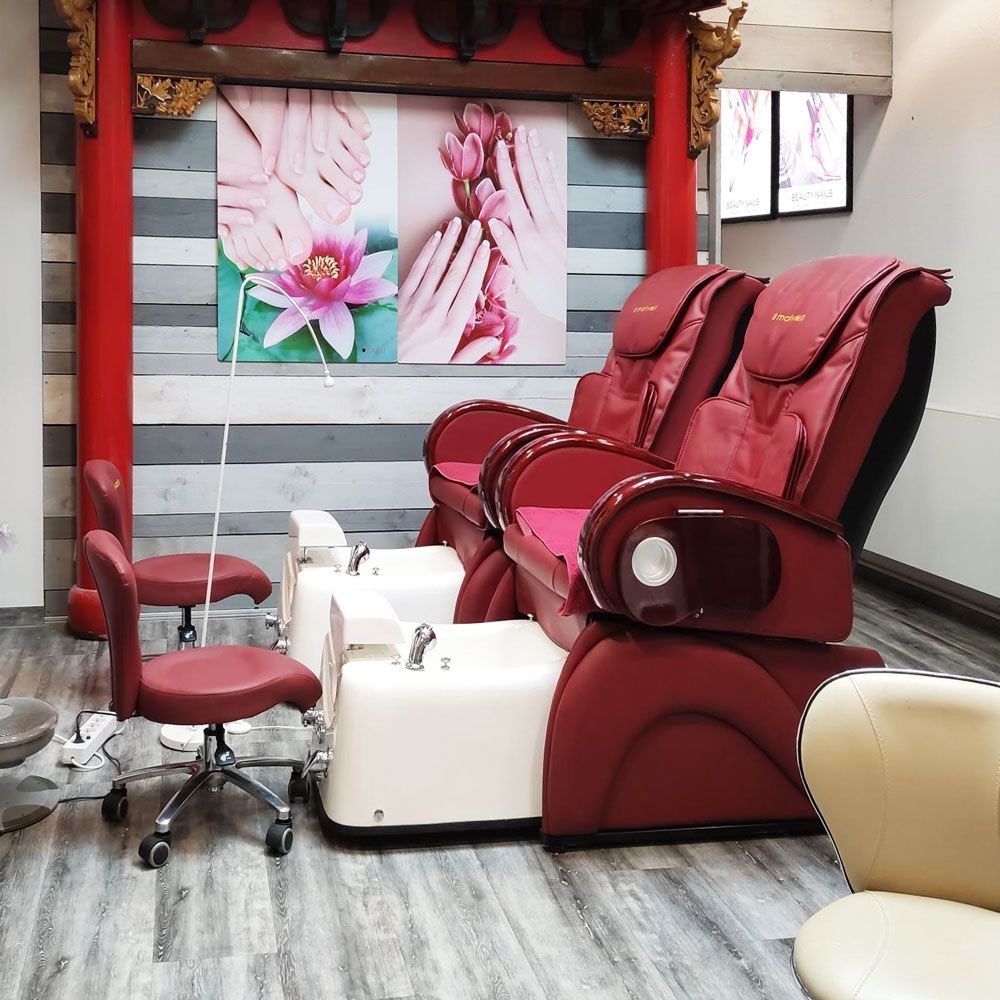 Rote Stühle im Salon für eine Pediküre